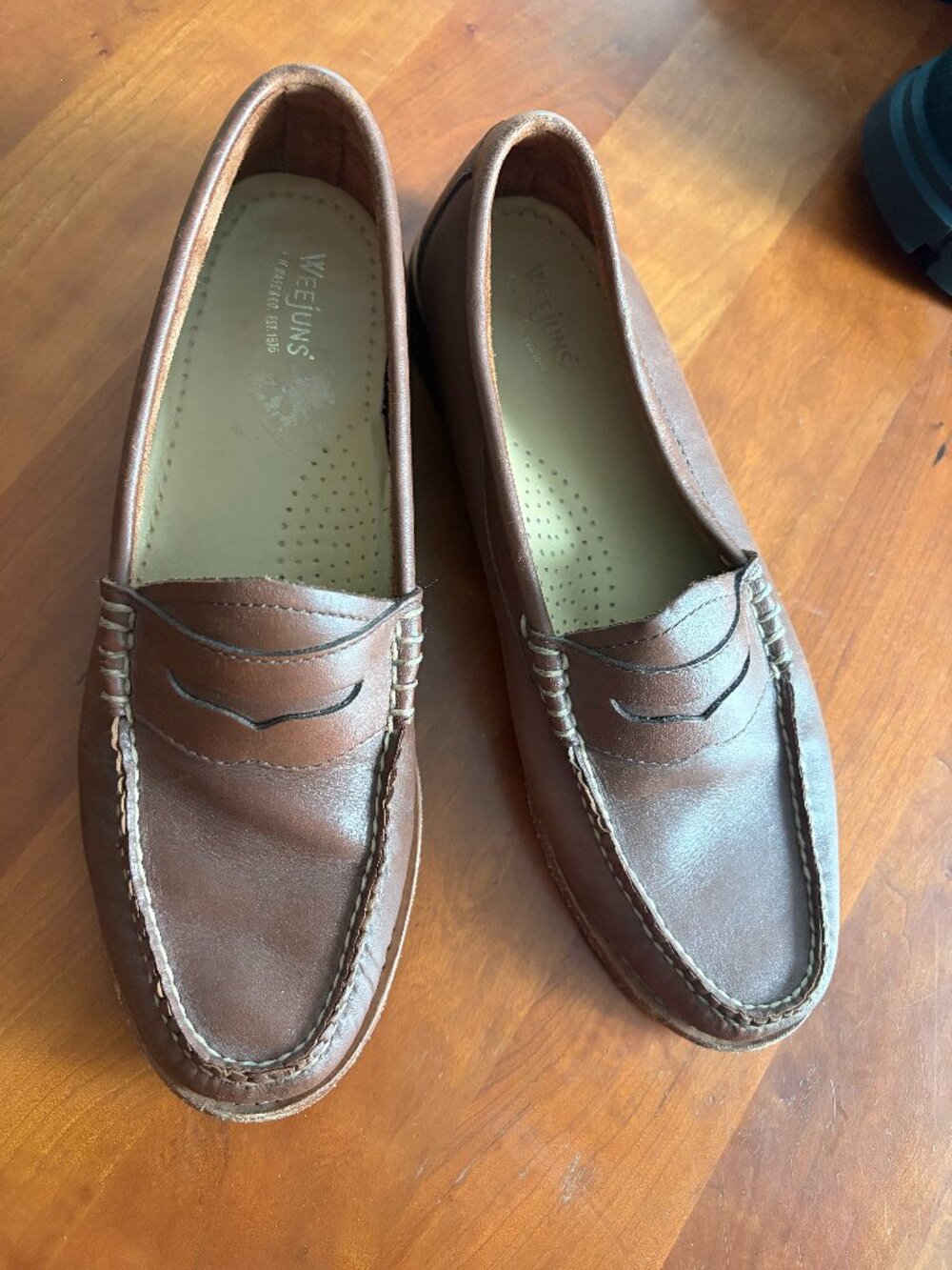 Weejuns GH Bass Brown womens loafers in a size 8